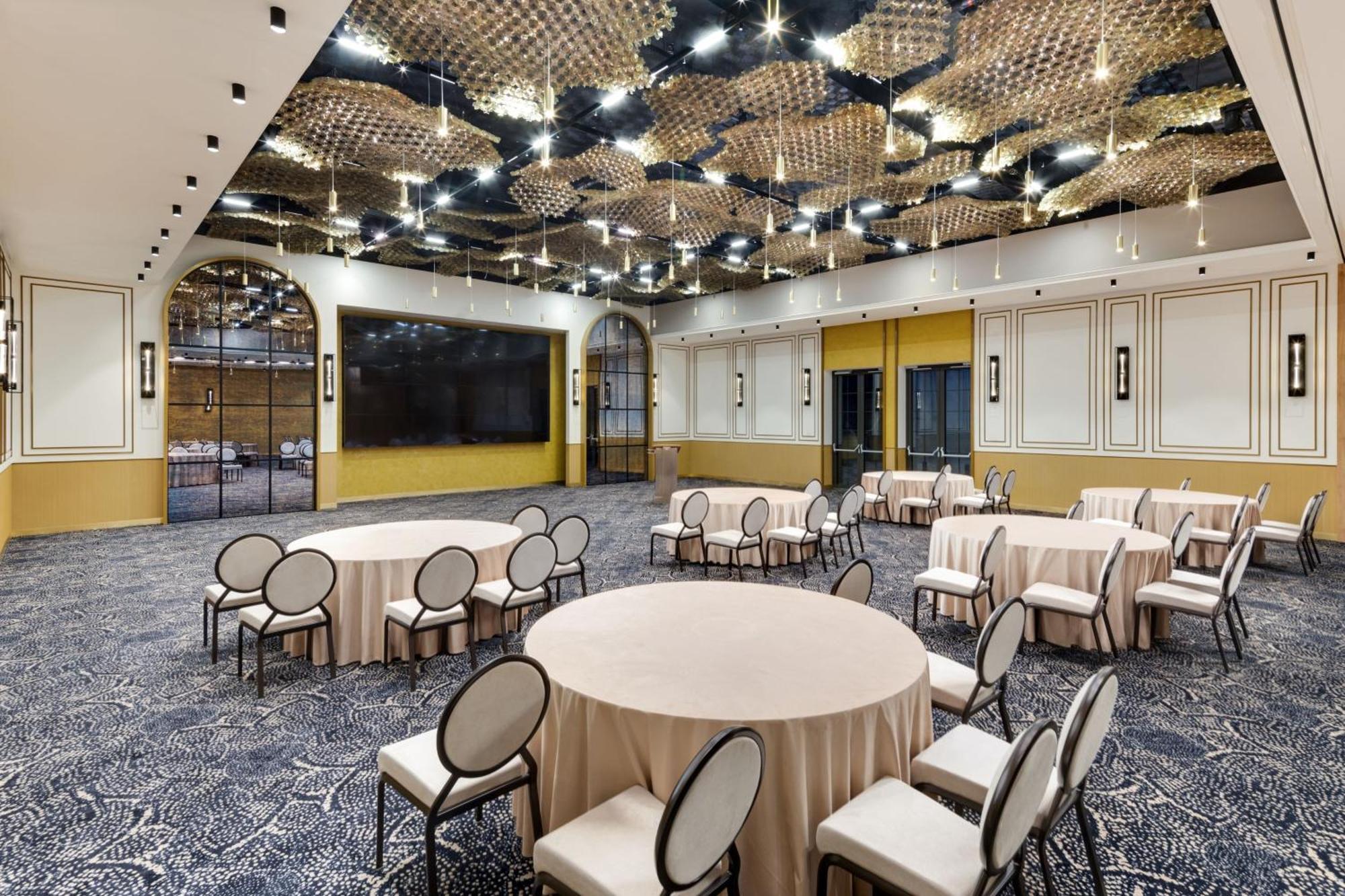 Courtyard By Marriott Cluj - Napoca Downtown Hotel Exterior photo