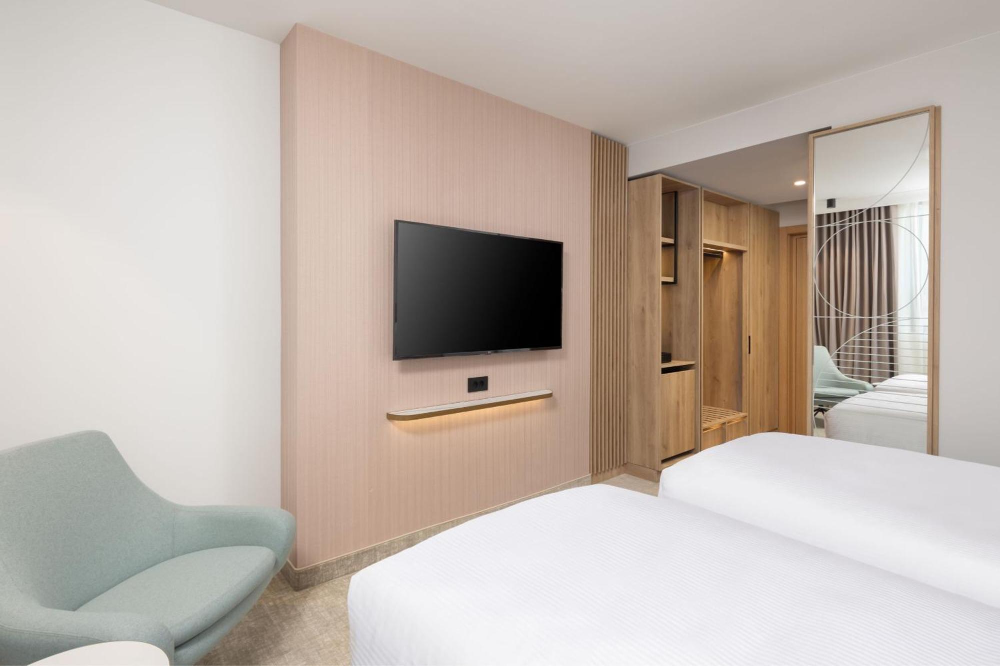 Courtyard By Marriott Cluj - Napoca Downtown Hotel Exterior photo